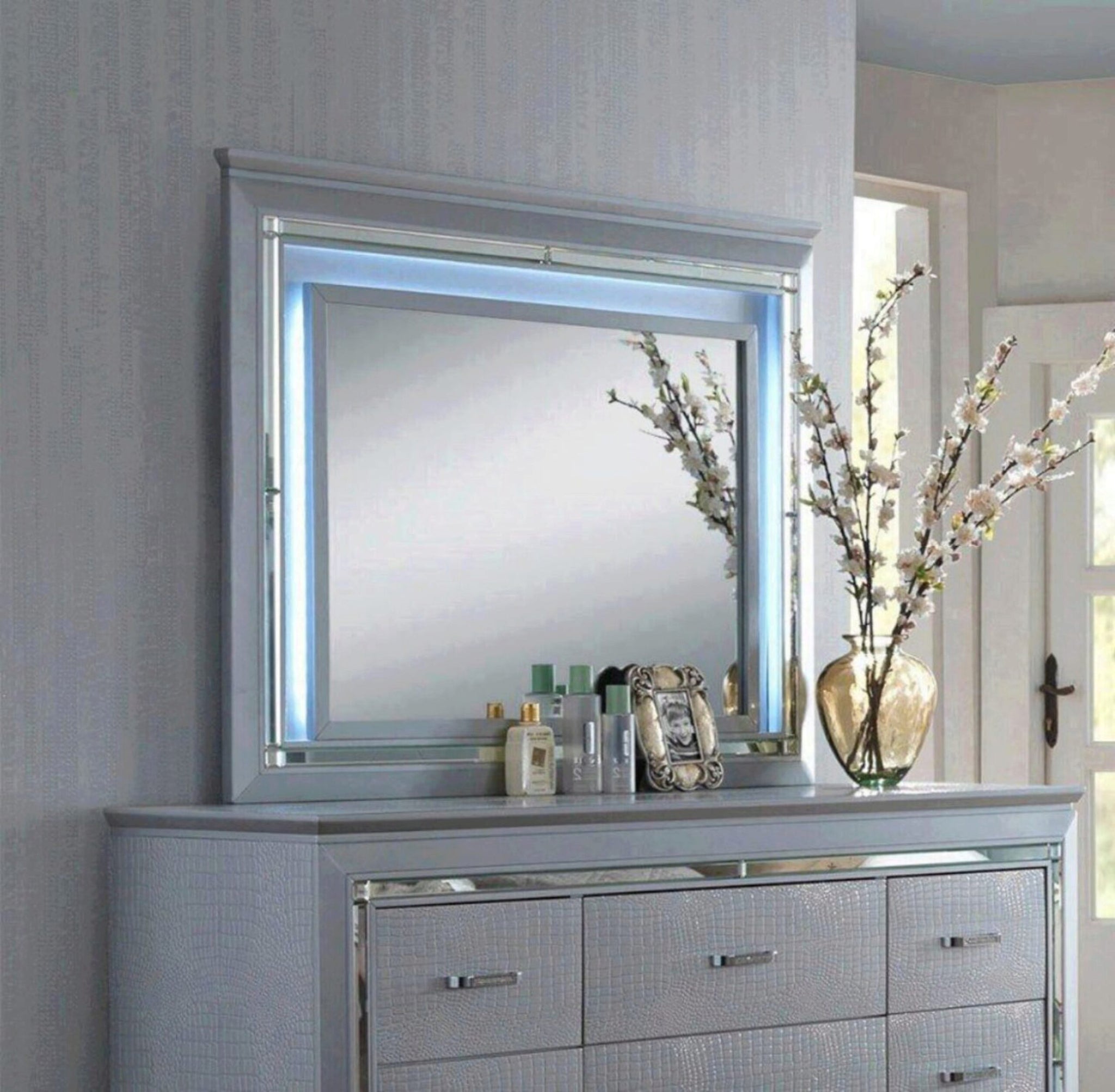 Cama Queen c/1 Buro Tocador y Espejo Luz led